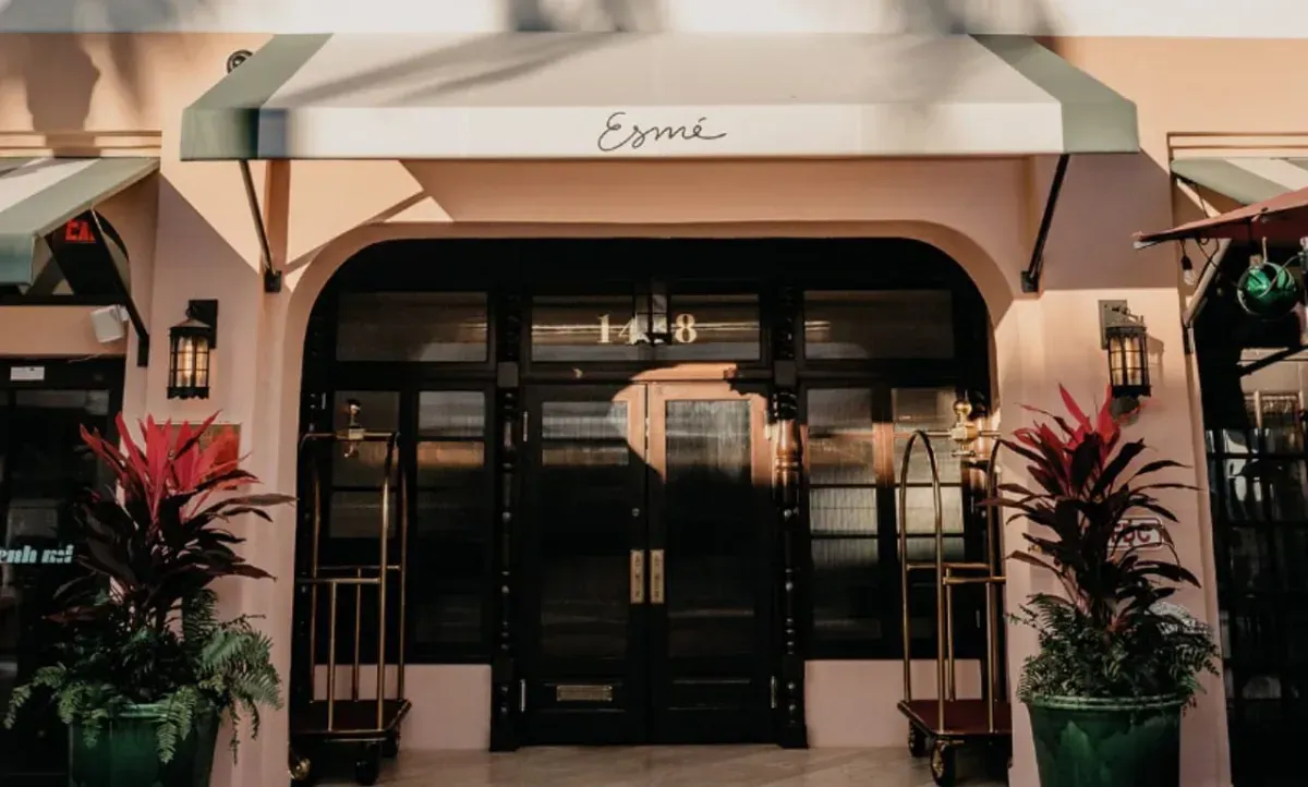 Esmé arrives in Miami Beach